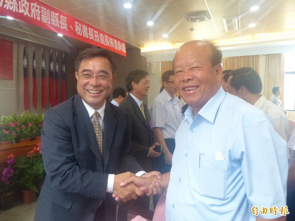 出身烈屿乡的金门县副县长吴成典（左）接受烈屿乡长洪成发（右）道贺。（记者吴正庭摄）