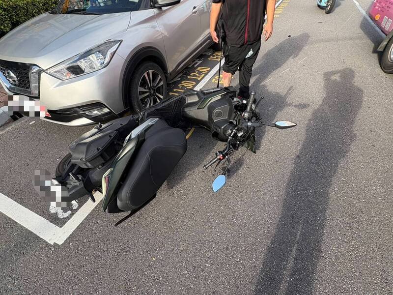 徐姓男子骑乘机车，在大丰国小前与86岁刘姓老翁的脚踏车发生碰撞。（记者郑景议翻摄）