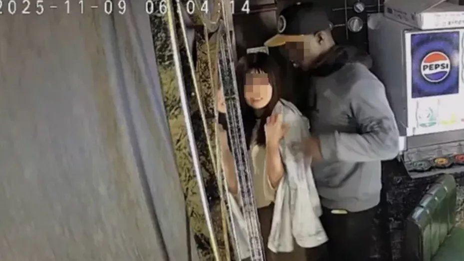 樱花妹厕所前“肉体交叠”非裔男画面曝！日餐厅怒公审