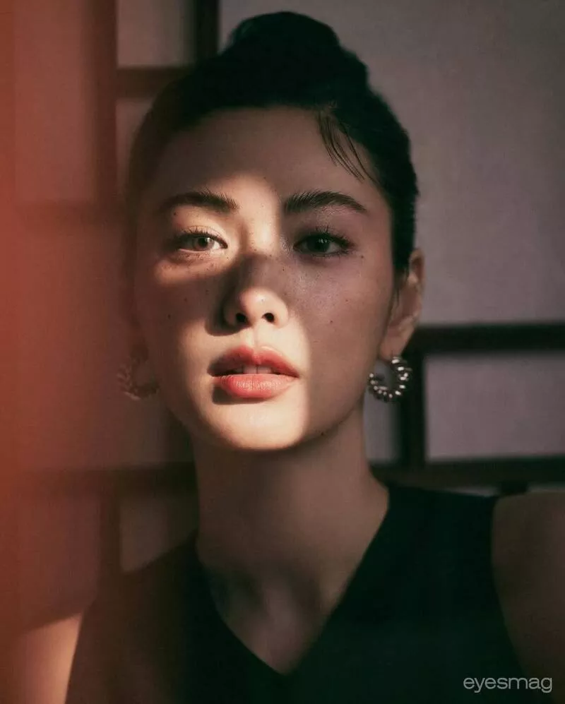 勇！“世界第一美女”遭劫财 和母亲联手压制歹徒