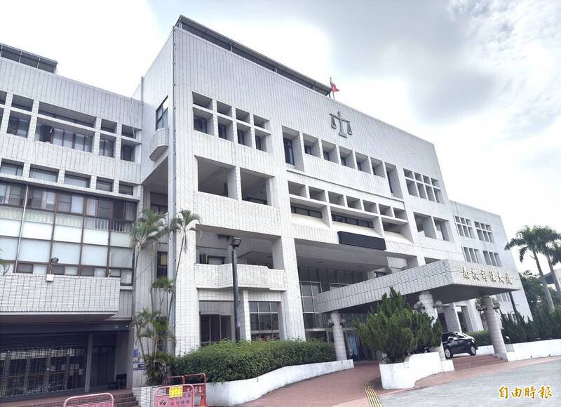 台风假上班要求薪资加倍触怒老板，挥手打落手机，老板被员工提告，判处罚金5000元。（记者陈凤丽摄）