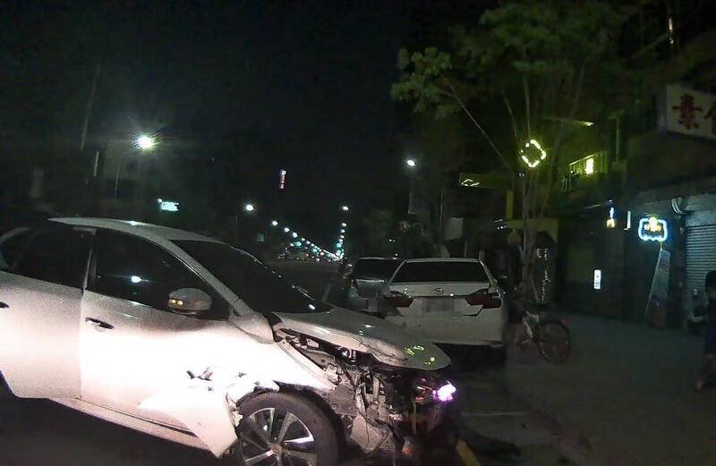 嘉义市兴业西路一部轿车擦撞停放路边车辆后，横停在路中间。（民众提供）