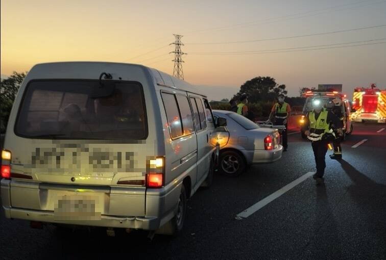国道一号云林虎尾路段今（16）日凌晨5点半左右，发生追撞车祸。（图由民众提供）