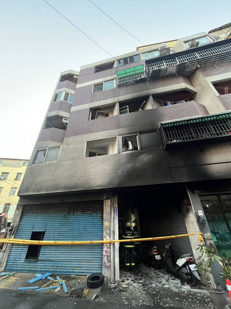 大楼被浓烟熏黑，1楼入口处疑的机车疑为起火点。（图由消防局提供）