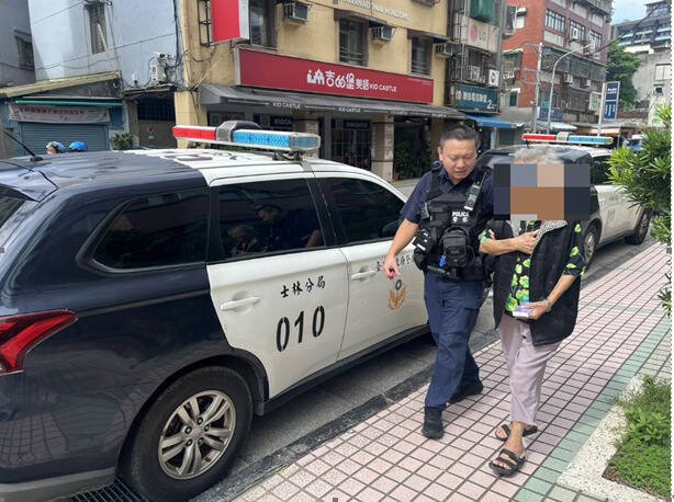 警方帮助廖姓老妇返家。（记者王冠仁翻摄）