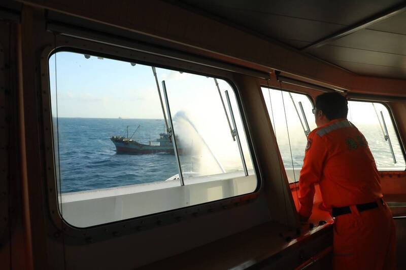 新竹舰持续监控，并于11时许中国船往西越过海峡中线后脱离雷达监控范围。（记者姚岳宏翻摄）