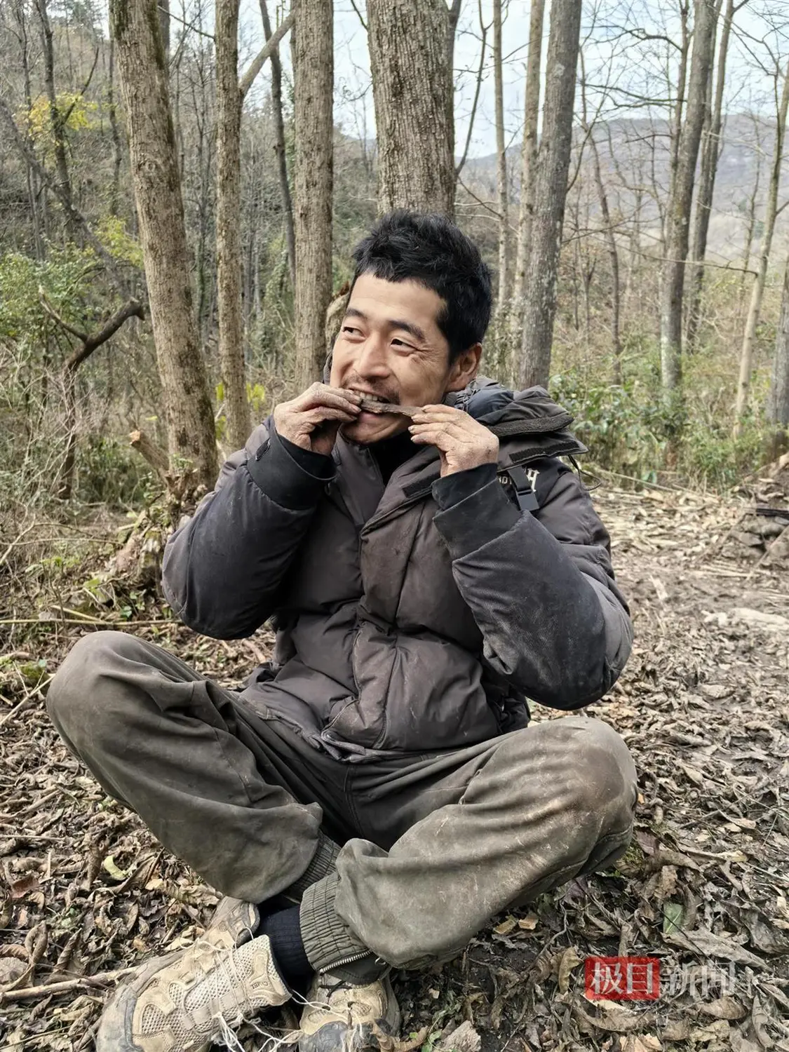 张家界荒野求生现场:选手将烤葛根当牛肉干吃…