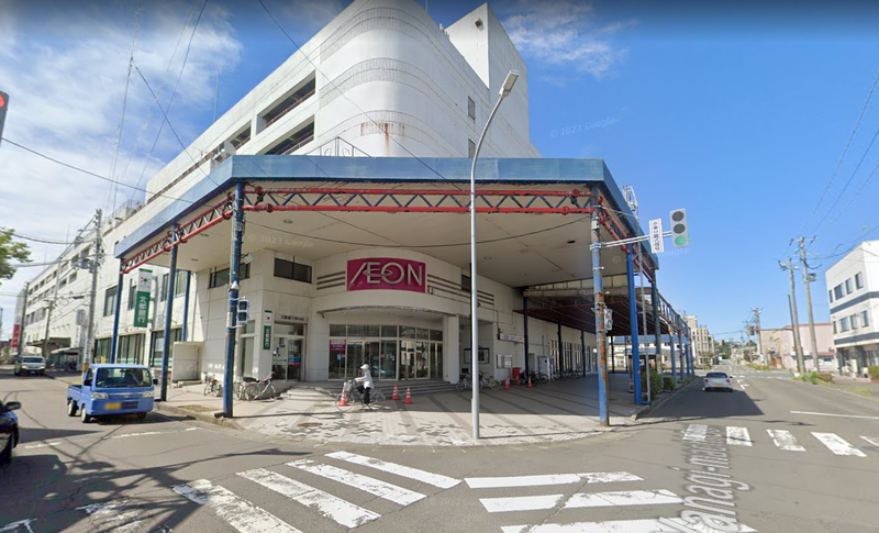 日本秋田县永旺能代店遭熊只闯入。（图撷自Google街景）