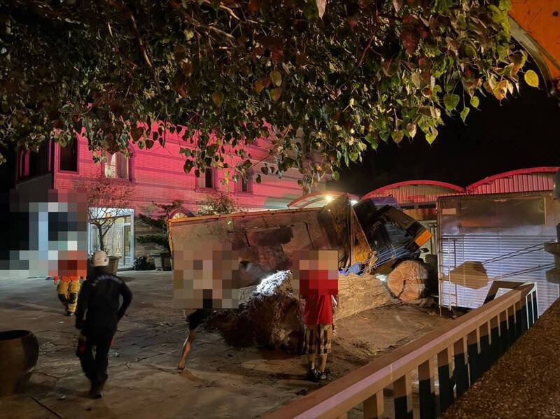 70岁林男操作吊臂吊挂原木时，原木不明原因滑落，进而砸倒一旁大货车，大货车翻覆竟压死林男。（民众提供）