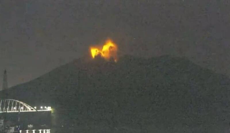 鹿儿岛樱岛火山连续喷发，火山灰影响机场航班取消与折返。（撷取自Ｘ）