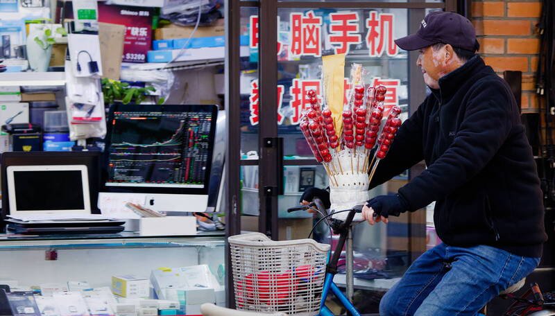 纽约时报指出,中国经济低迷,社会绝望情绪汹涌,中共一贯鼓吹的爱国主义教育如今已经无法引起共鸣,习近平高喊的中国梦已经褪色。 (欧新社文件照) 纽约时报指出,中国经济低迷,社会绝望情绪汹涌,中共一贯鼓吹的爱国主义教育如今已经无法引起共鸣,习近平高喊的中国梦已经褪色。 (欧新社文件照)