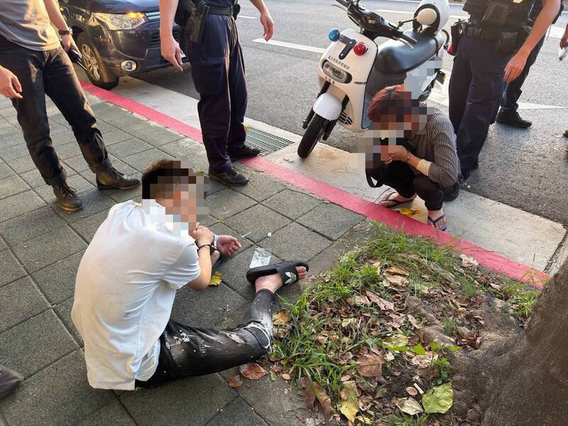 通缉犯陈男(白衣)驾驶自小客车载著林姓友人,行经台北市内湖区遇上警方拦查,但陈男踩油门加速逃逸,最后仍被警方拦停,搜出丧尸烟弹等毒品。(记者陆运锋翻摄) 通缉犯陈男(白衣)驾驶自小客车载著林姓友人,行经台北市内湖区遇上警方拦查,但陈男踩油门加速逃逸,最后仍被警方拦停,搜出丧尸烟弹等毒品。(记者陆运锋翻摄)