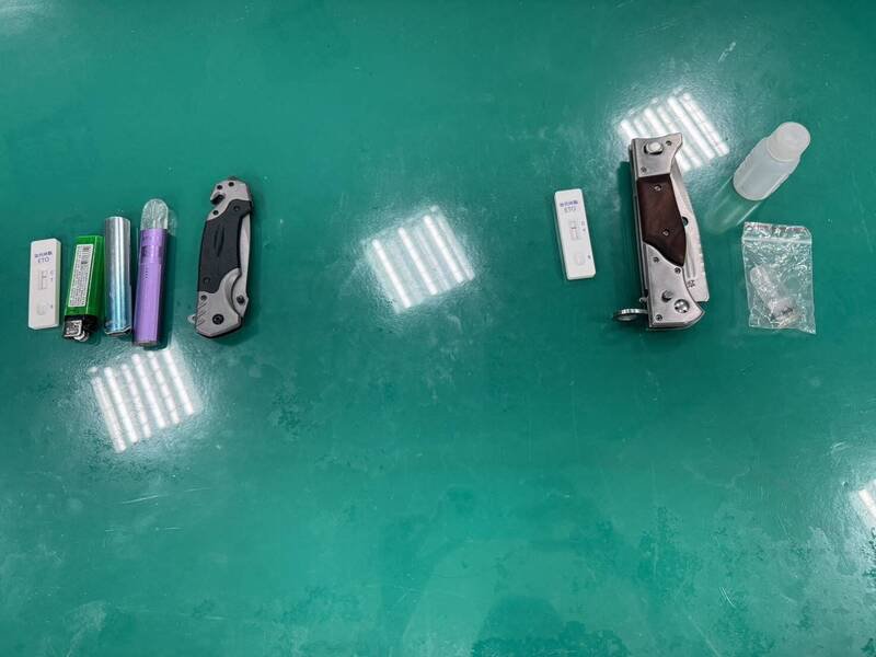 警方搜出依托咪酯烟弹1颗、烟杆2支、补充液及折叠刀2把。(记者陆运锋翻摄) 警方搜出依托咪酯烟弹1颗、烟杆2支、补充液及折叠刀2把。(记者陆运锋翻摄)