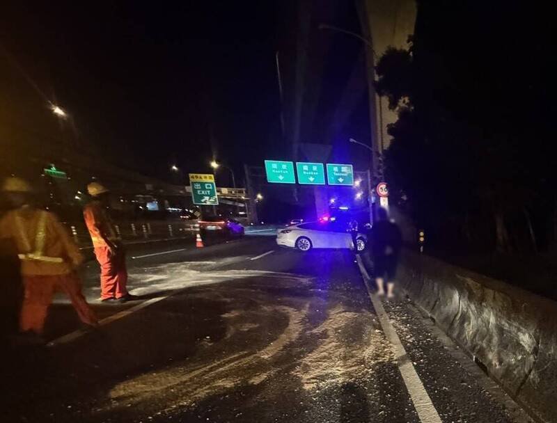 警方与消防人员赶到现场处理自撞事故。（记者余瑞仁翻摄）