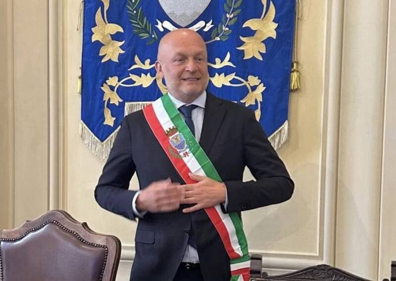 义大利披萨店老板拍影片辱骂台湾游客事件延烧，当地市长德罗索出面缓颊，他强调下周将邀台湾驻义外交官沟通化解争端。（图撷自脸书）