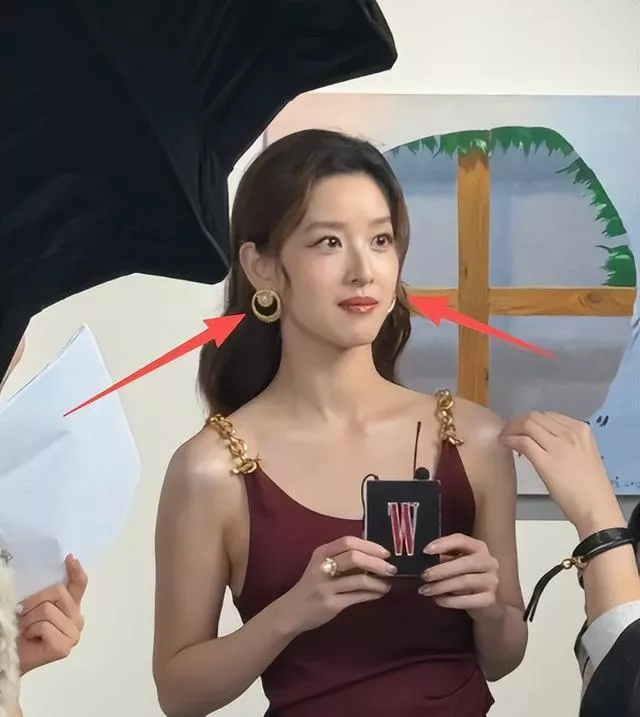 32岁章泽天与41岁朱珠晚宴同框,对比豪门真正差距