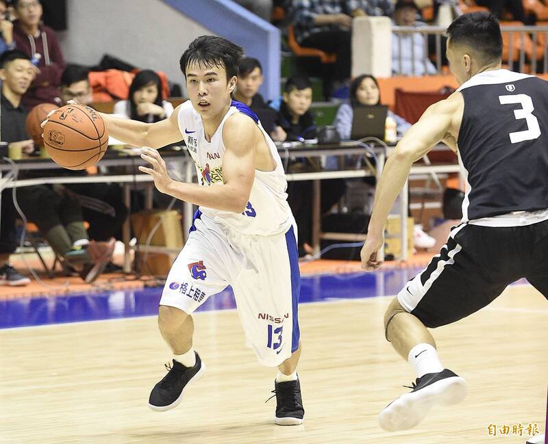曾效力SBL职篮裕隆纳智捷的柯旻豪（左）参与签赌、涉入假球案，士林地院今判有期徒刑7年。（资料照，记者陈志曲摄）