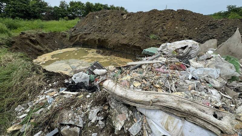 苗栗县造桥乡自然运动公园，今年7月间遭不肖人士挖坑非法滥倒约5公吨的事业废弃物，砂石车司机31岁陈姓男子当场被逮。（图由造桥乡公所提供）