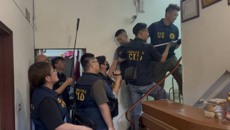 礁溪乡温泉旅馆传出越南女子被拘禁卖淫，警方攻坚搜索。（图由警方提供）