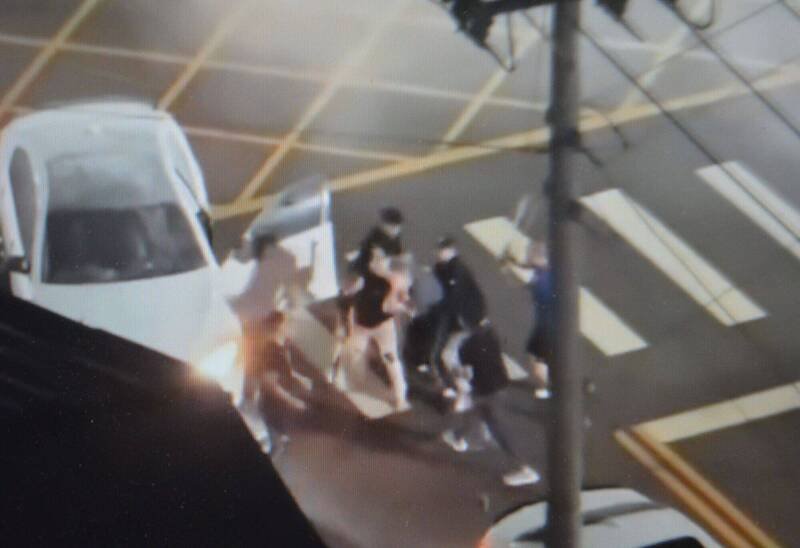 台中西屯区今天凌晨发生赵姓男子等人开车「炸街」扰人清梦，陈姓男子出面制止，反被多人持球棒围殴送医。（图撷取自脸书）
