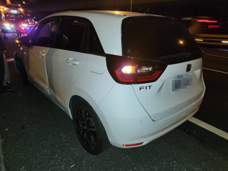 国道1号南向46.4公里处桃园路，15日深夜接连有8车辗过掉落的小货车棚架。（记者郑淑婷翻摄）