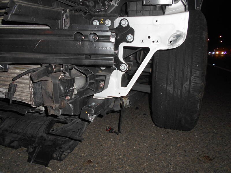 国道1号南向46.4公里处桃园路，15日深夜接连有8车辗过掉落的小货车棚架。（记者郑淑婷翻摄）