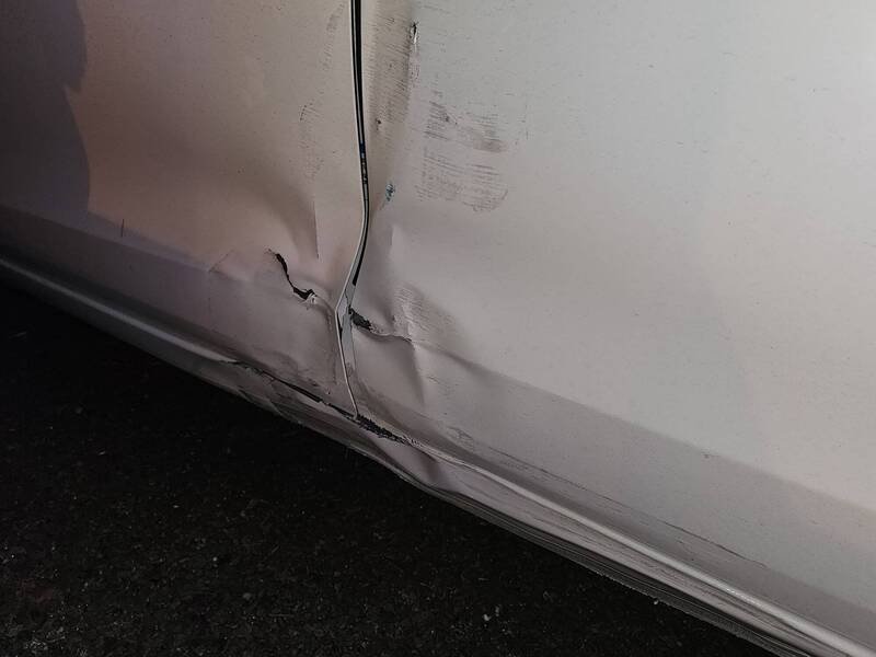 国道1号南向46.4公里处桃园路，15日深夜接连有8车辗过掉落的小货车棚架。（记者郑淑婷翻摄）