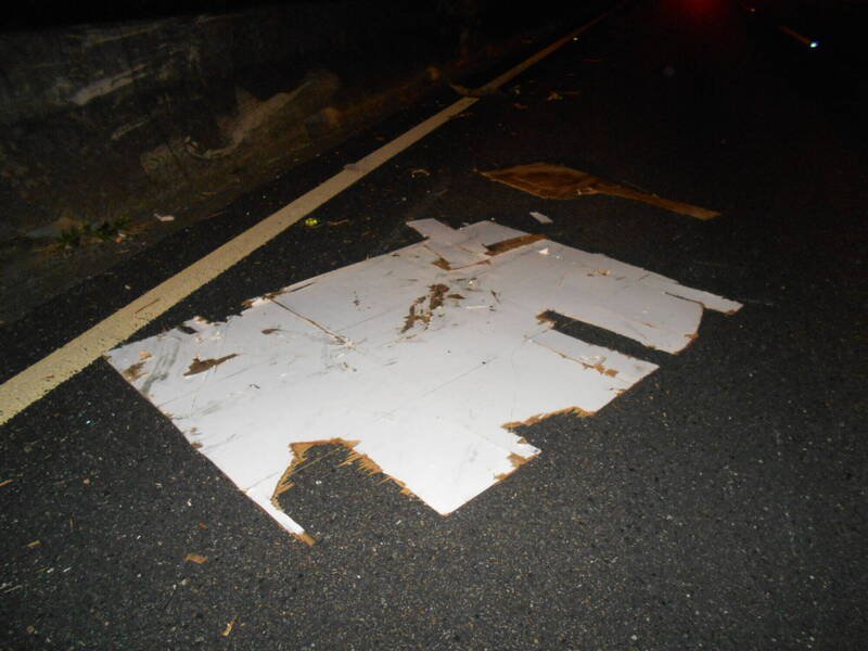 国道1号南向46.4公里处桃园路，15日深夜接连有8车辗过掉落的小货车棚架。（记者郑淑婷翻摄）