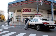 熊害升级!日本秋田「AEON被熊闯入」 对峙2.5小时被麻醉电死