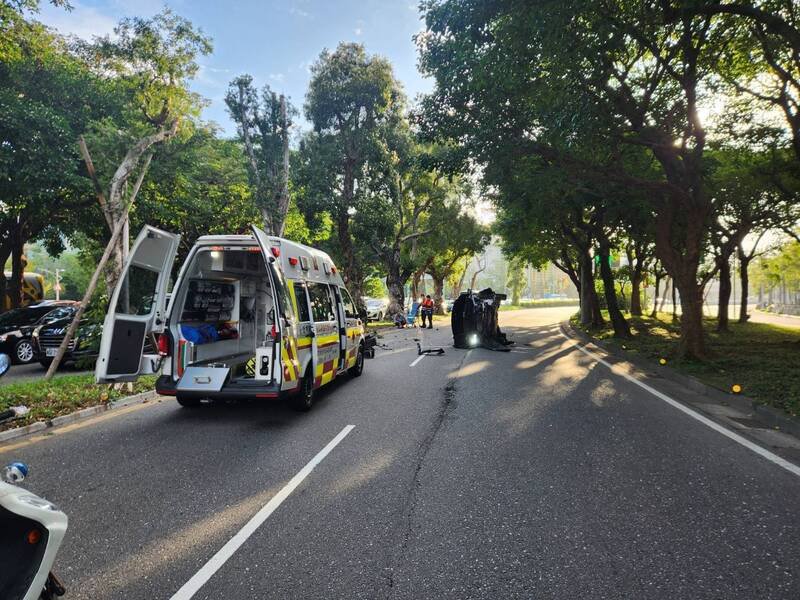 救护人员到场时，吴姓驾驶已自行脱困，随后送往医院治疗。（记者陆运锋翻摄）