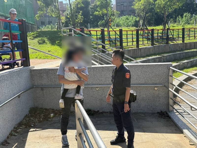 3岁女童公园走散吓哭，平镇警助回父亲怀抱。（图由平镇警方提供）