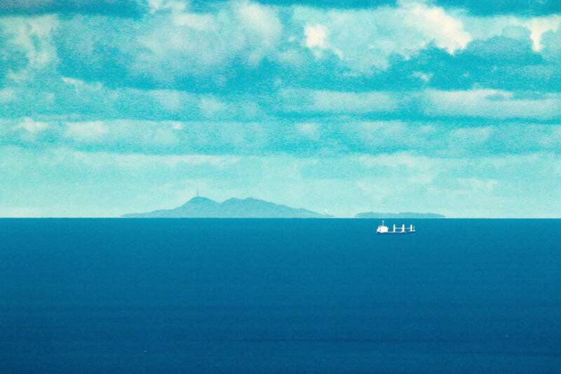 日本防卫省自卫队今天表示，一架疑似中国无人机最近在日本与那国岛和台湾间飞行，为此航空自卫队战机紧急升空应对。图为从宜兰苏澳拍摄日本与那国岛。（资料照，读者提供）