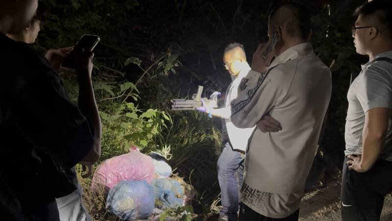 罗男涉枪砲案件被收押，警方在路边扣得涉案枪枝。（资料照）