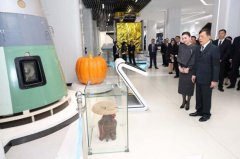 47岁泰王后惊艳北京航天城,泰丝套装很别致