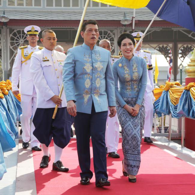 47岁泰王后惊艳北京航天城,泰丝套装很别致 47岁泰王后惊艳北京航天城,泰丝套装很别致