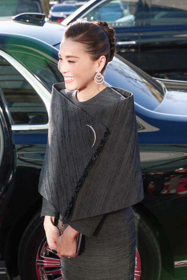 47岁泰王后惊艳北京航天城,泰丝套装很别致 47岁泰王后惊艳北京航天城,泰丝套装很别致