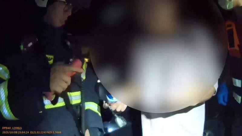 警方逮捕邱男。（记者姚岳宏翻摄）