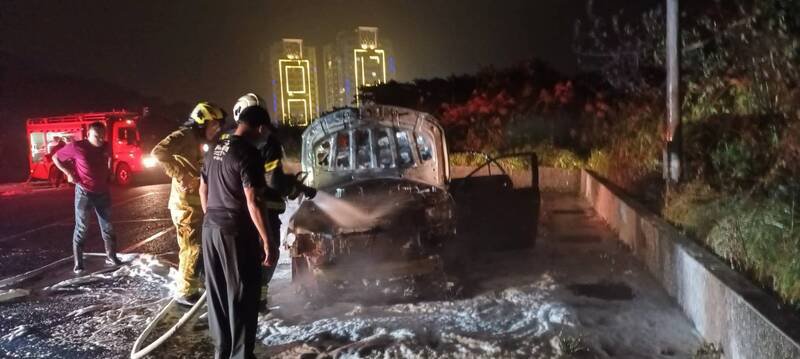 基隆一名31岁郑姓男子今日晚间7时许，驾驶母亲的车到调和街转运站内停车场企图轻生，未料引发火势，车辆遭火舌吞噬，烧到只剩车架。（记者吴升儒翻摄）