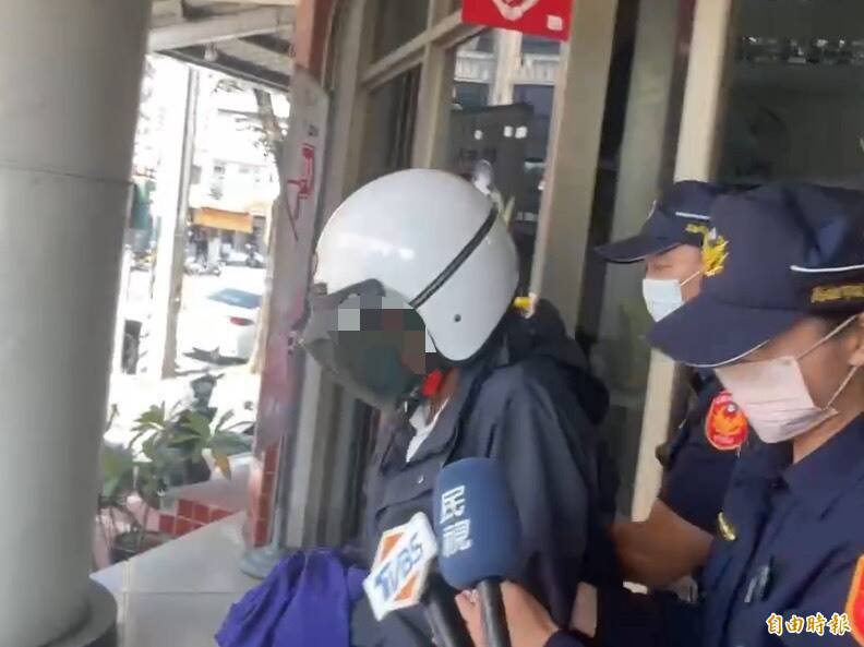 高雄市一名73岁陈姓男子昨晚开车行经楠梓区德民新桥，违规右转酿成1死8伤惨剧，警方今将陈男移送法办。（记者陈文婵摄）