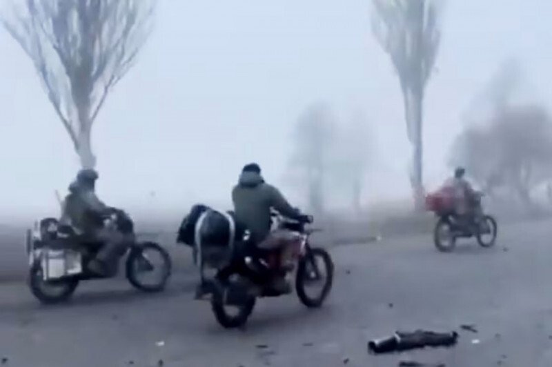 俄軍士兵騎乘機車,在濃霧中攻入烏東重鎮波克羅夫斯克。此一場景被形容宛如電影《瘋狂麥斯》。(路透)