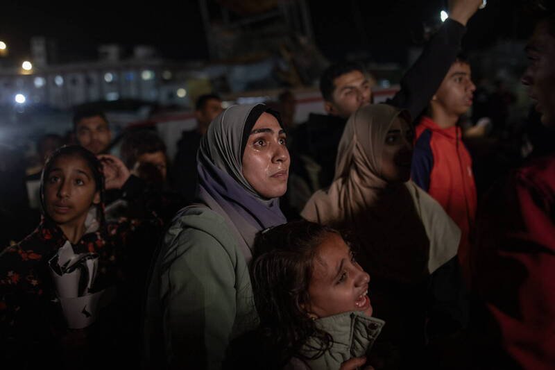 以色列医师人权协会新报告显示，自2023年10月后至少有98名巴勒斯坦人在以色列羁押期间死亡。图为巴勒斯坦人。（欧新社）