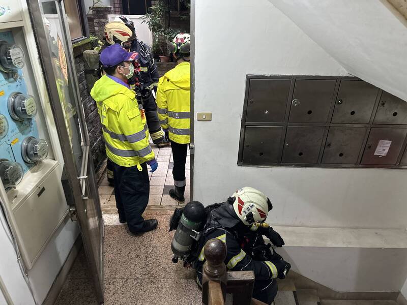 陈男18日清晨在住处扬言开瓦斯泄愤，警、消立即疏散住户，破门将陈男压制送医。（记者郑淑婷翻摄）