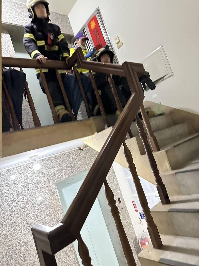 陈男18日清晨在住处扬言开瓦斯泄愤，警、消立即疏散住户，破门将陈男压制送医。（记者郑淑婷翻摄）