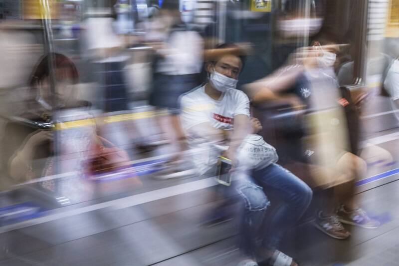 日本大阪电车上的乘客，示意图。（欧新社）