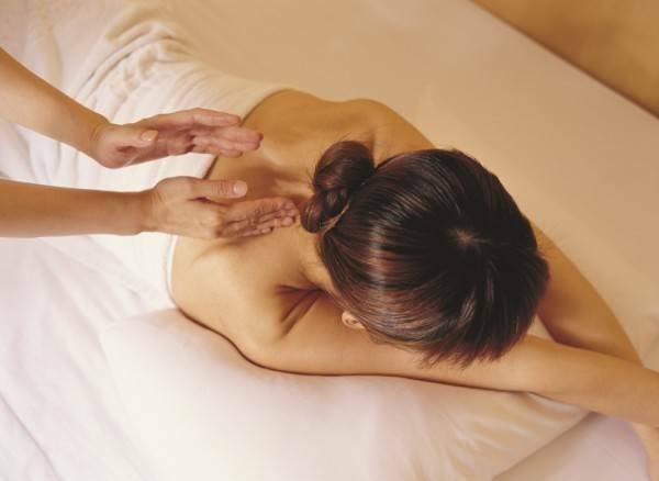 A女到某健康保养中心被整脊师摸胸、该边、阴部。（示意图）