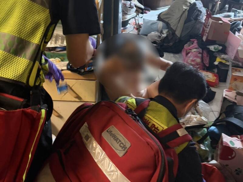 台中70岁罗姓男子独居失联，员警破门进屋才发现他因血糖过低瘫坐地上，立刻协助送医。（记者陈建志翻摄）