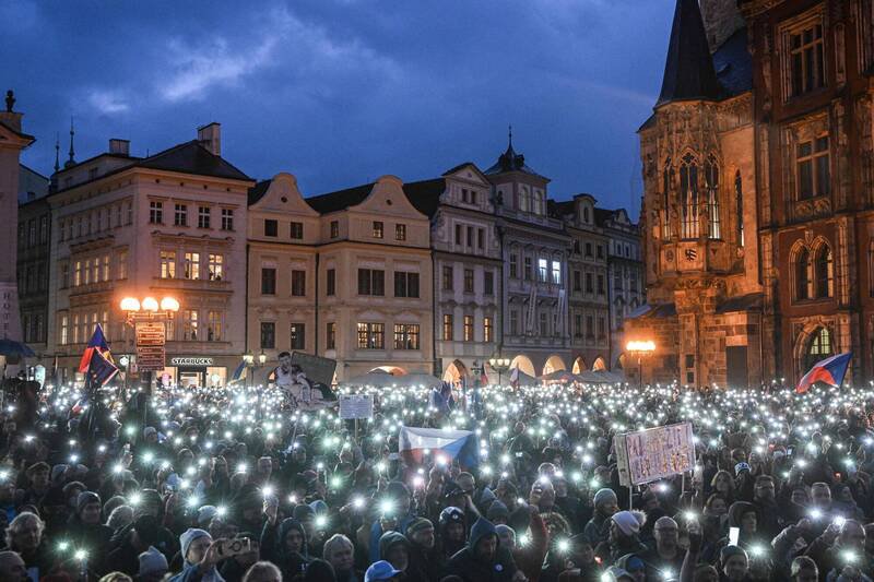 捷克民众在纪念1989年天鹅绒革命36周年的示威活动中，纷纷点亮手机，抗议捷克议会选举获胜者、ANO党主席安德烈·巴比什。（法新社）
