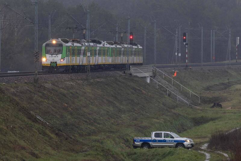 波兰米卡镇附近铁路近日遭人破坏。（法新社）