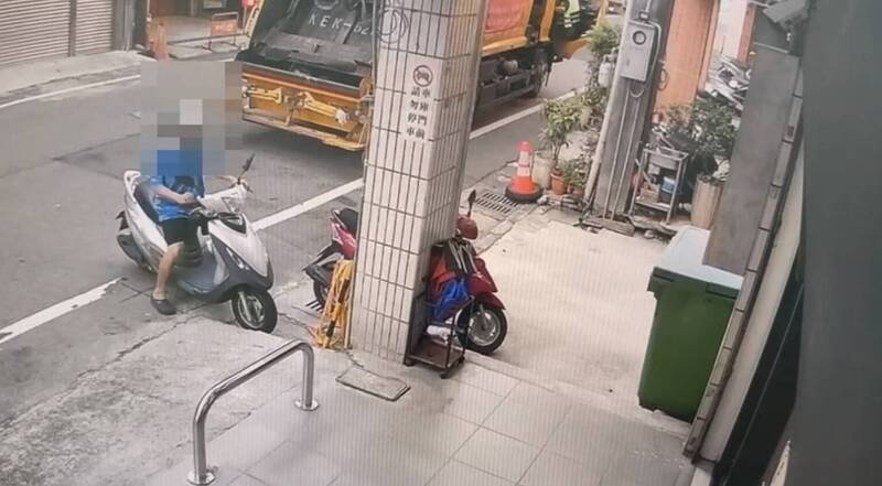 李姓男子涉嫌杀妻后，冷静骑车前往内坜派出所自首。（记者李容萍翻摄）