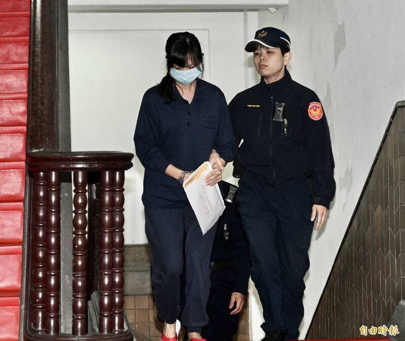中尉人事官杨千慧在法警戒护下进入法院应讯。（记者罗沛德摄）